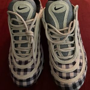 BRAND NEW NIKE AIRMAX SIZE 7 YOUTH OR 8.5 WOMENS